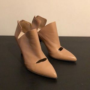 Nude cutout pumps
